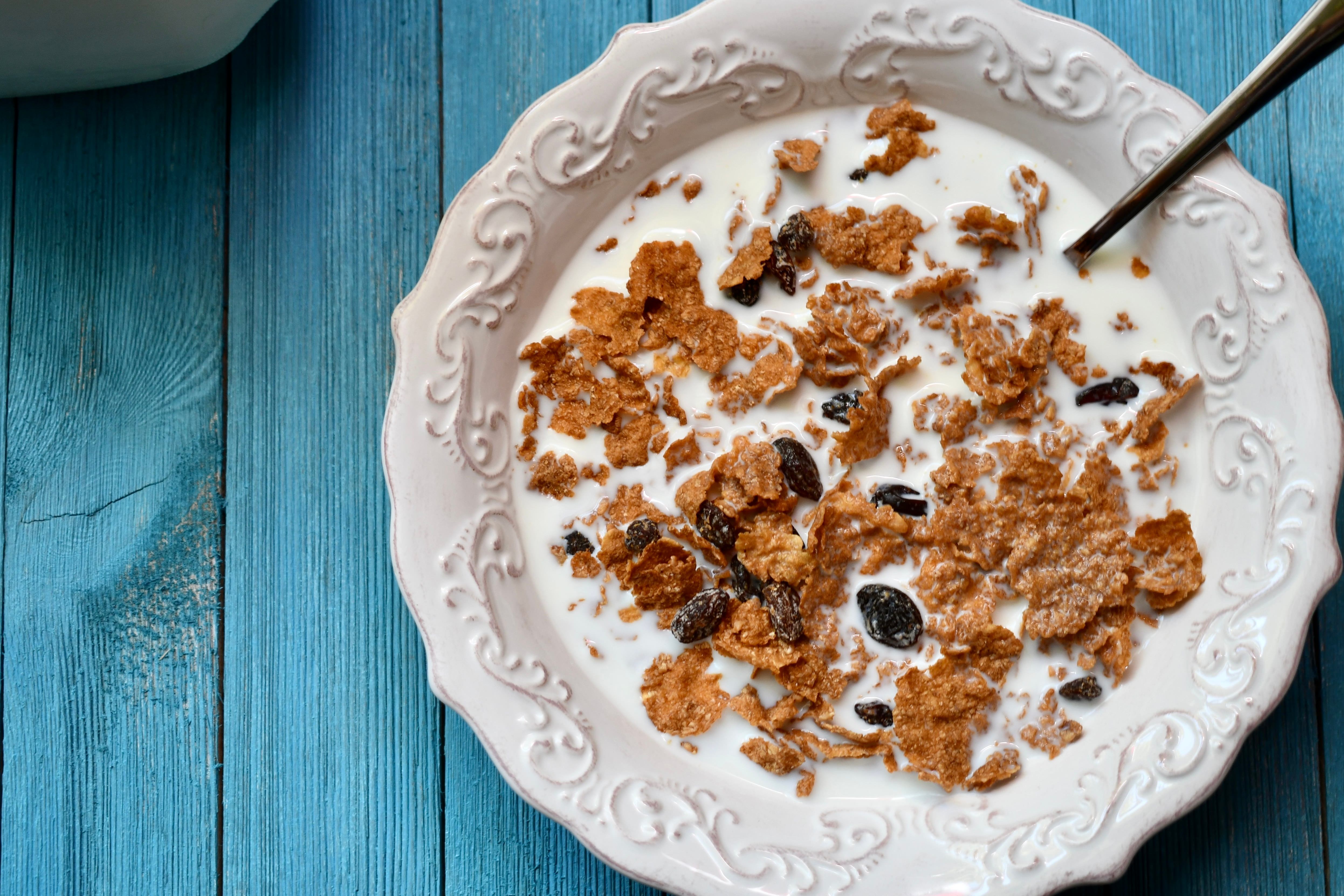 Top,View,Of,A,Bowl,Of,Raisin,Bran,With,Milk